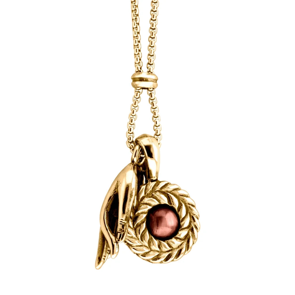 Collar de 62cm con piedra de 8mm, con dije de mano mudra, laurel y cadena en baño de oro de 22K - Joyería y bisutería fina