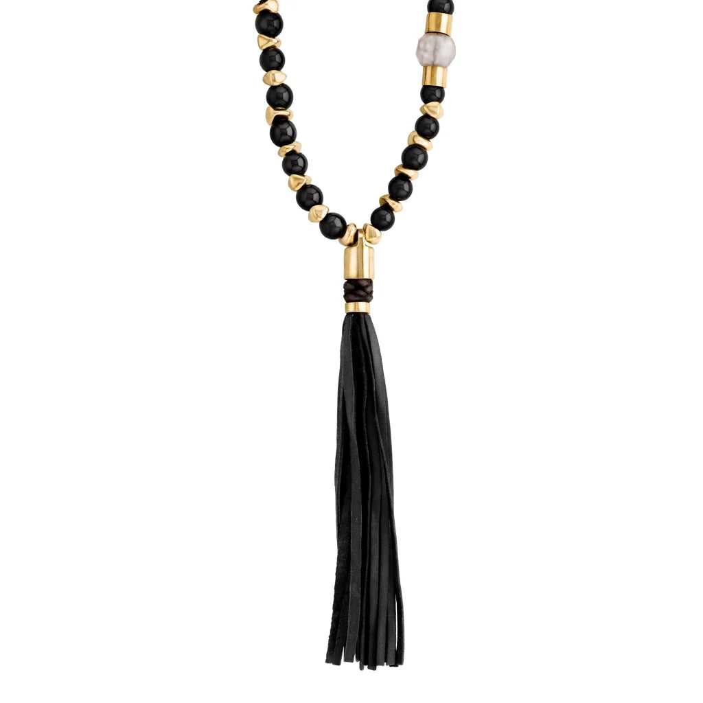 Collar elaborado con piedras de 8mm, intercaladas con semillas doradas, borla de piel de borrego de 15cm - Joyería y bisutería fina
