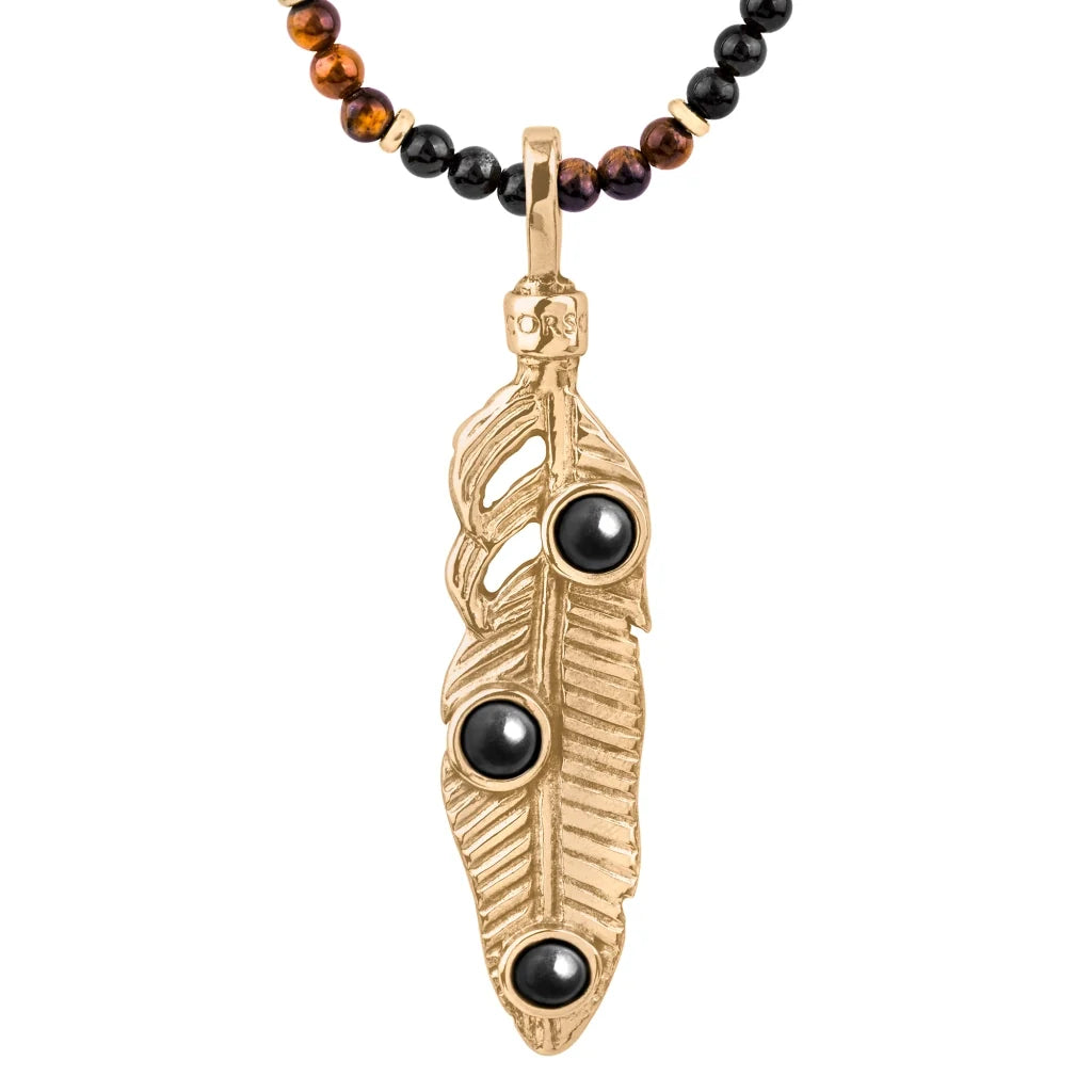 Collar de 39cm con piedras de 4mm, mini donas y dije de pluma en terminado de acero anticado bañado en oro 22k- Joyería y bisutería fina