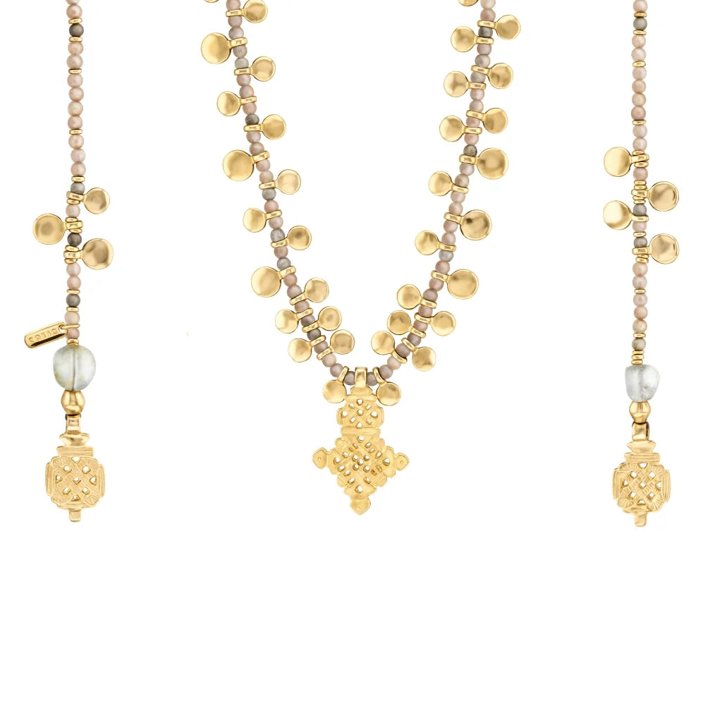 Collar corbatín de 140cm, en baño de oro 22K, con piedras de 4mm y un dije de cruz africana - Joyería y bisutería fina