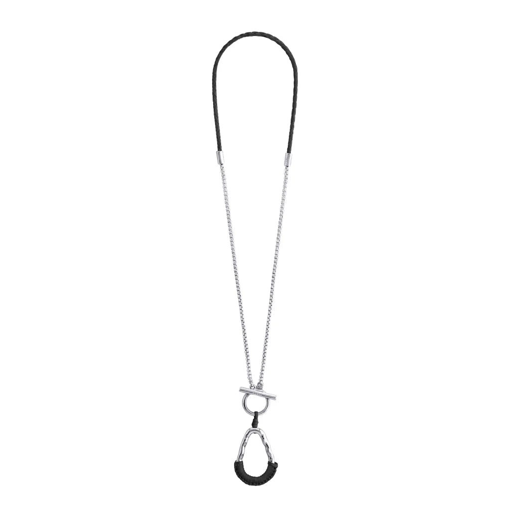 Collar con cadenas y broche omega en baño de rodio, con una trenza de cuatro hilos con piel natural de borrego - Joyería y bisutería fina