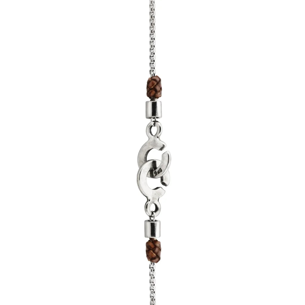 Collar de 36cm, con detalles en piel, con cadena de acero inoxidable y dije de mano en terminado de acero pulido - Joyería y bisutería fina