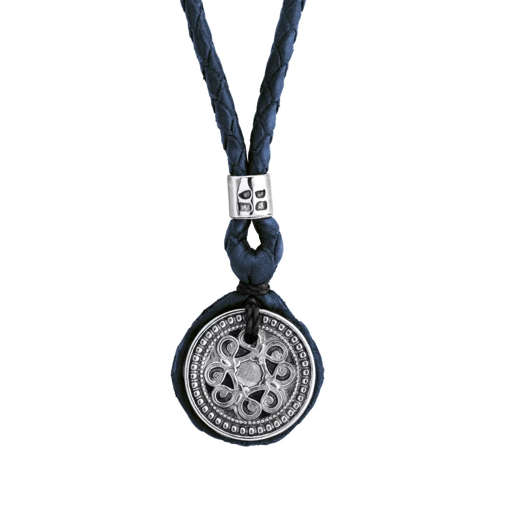 Collar para hombre de piel trenzada con dije de moneda tibetana en acero pulido. Corso Joyería - Joyería y bisutería fina