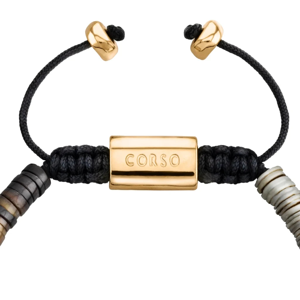 Pulsera ajustable con conchas filipinas en distintos tonos, con placa insignia, semillas y mantra en baño de oro 22K