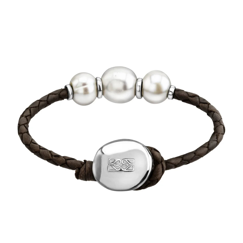 Pulsera de piel natural de borrego en trenza redonda de 4 hilos, con 3 perlas japonesas 8-10mm, con detalles y botón en baño de rodio - Joyería y bisutería fina