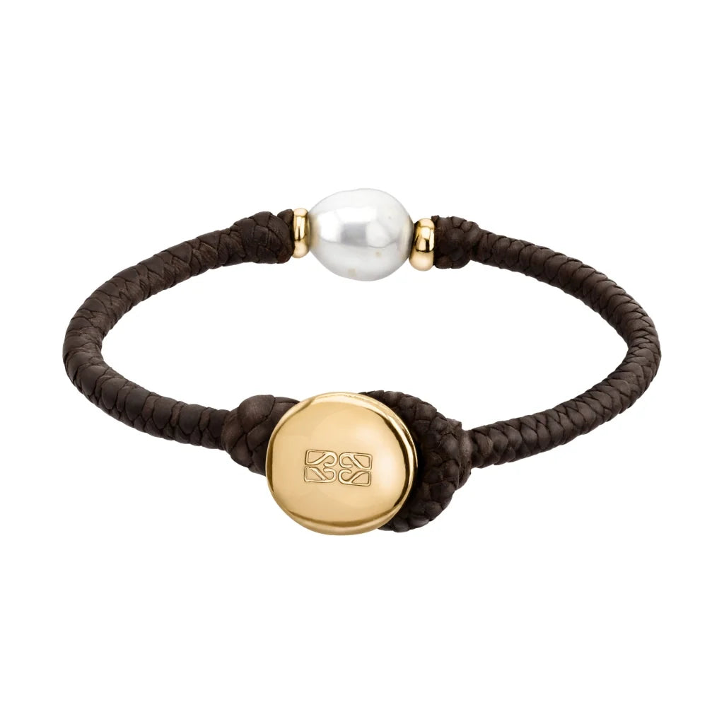 Pulsera de trenza de 4 hilos en piel de borrego, con perla japonesa 8-10mm, con detalles en baño de oro 22K - Joyería y bisutería fina