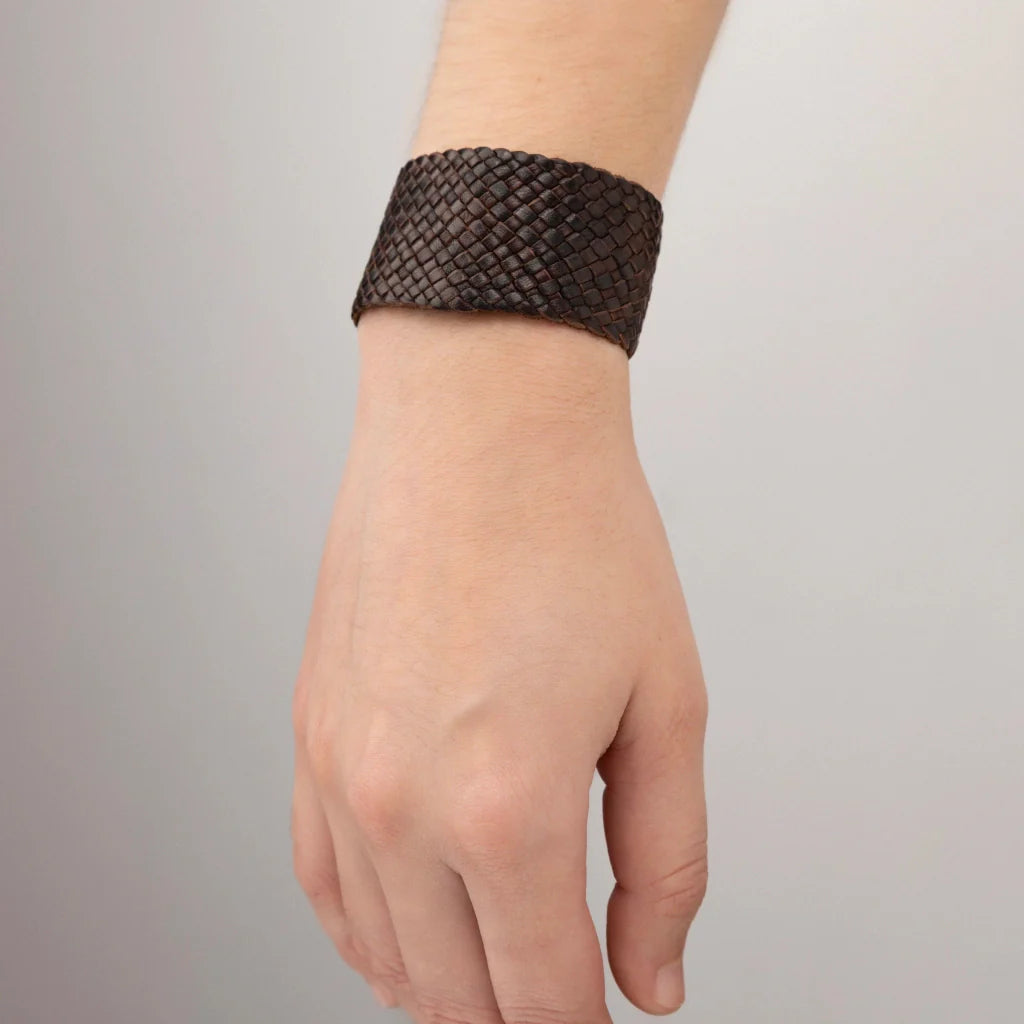Pulsera en trenza plana de 18 hilos de piel natural de borrego, con 3 perlas japonesas 8-10mm, detalles en baño de oro de 22K - Joyería y bisutería fina
