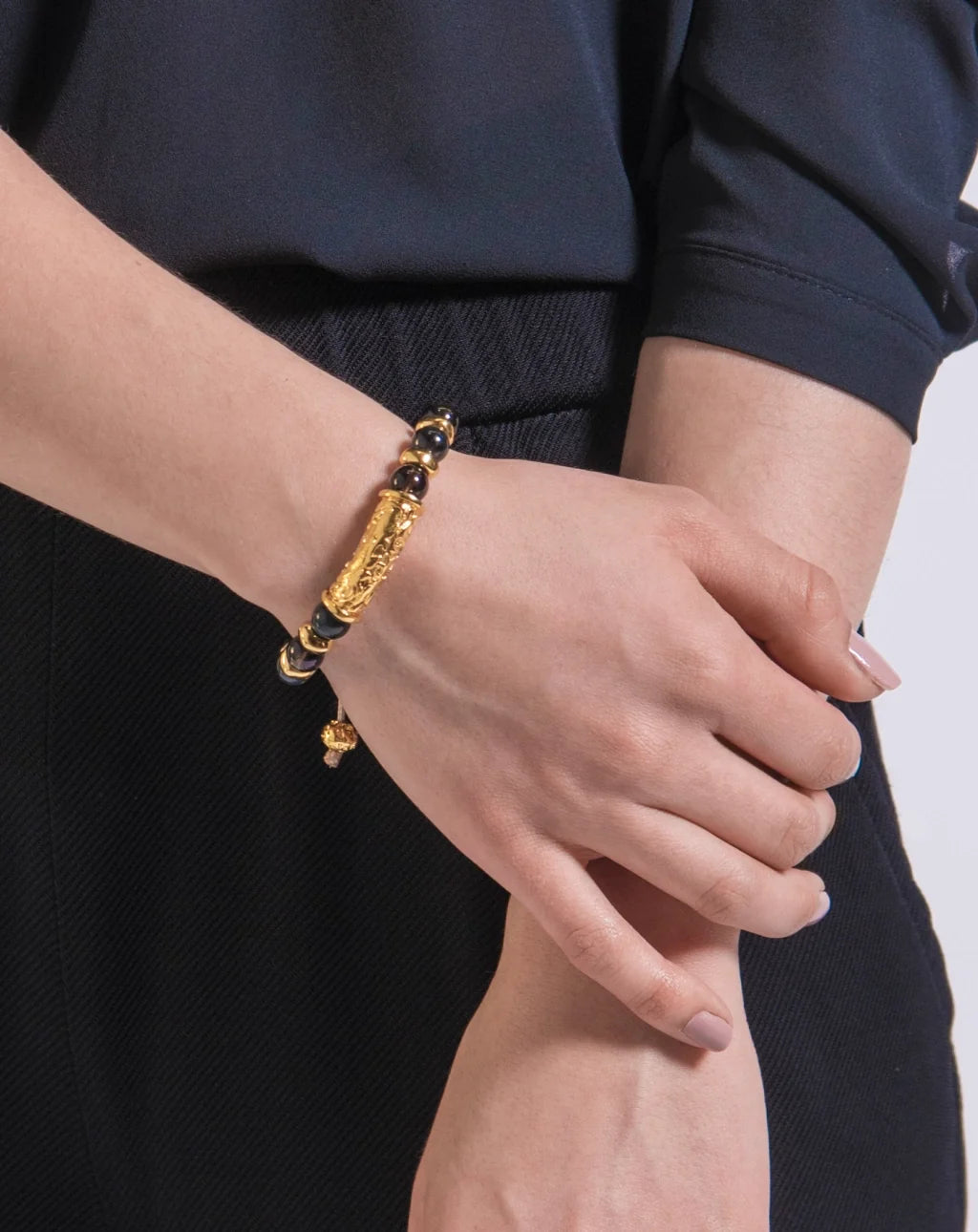 Pulsera ajustable con hilo de seda, piedras de 8mm, con detalle tubular barroco, lunetas e insignia en baño de oro de 22K - Joyería y bisutería fina