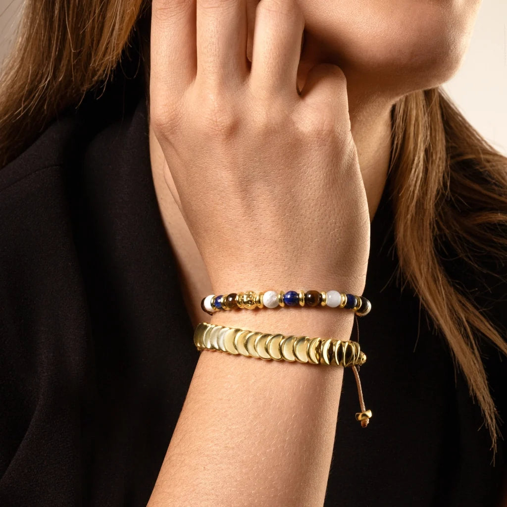 Pulsera ajustable con hilo de seda café, piedra ojo de tigre, luna, dumortierita de 6mm, con detalles en baño de oro de 22K - Joyería y bisutería fina