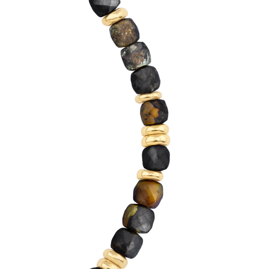 Pulsera con piedras en cubo facetado 4mm, con placa con insignia Corso y mini donas de baño de oro de 22K - Joyería y bisutería fina