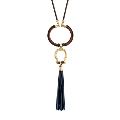 Collar de 59cm para mujer con piel de borrego trenzada redonda en 4 hilos, aro con piel tejida y dije de herradura en baño de oro de 22K con borla de piel natural de borrego - Joyería y bisutería fina
