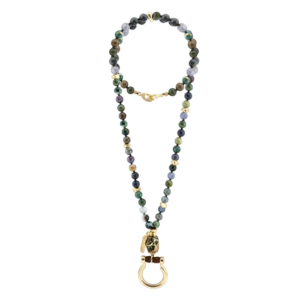 Collar de 44cm con piedras 8mm, dije e piedra, con herradura y semillas en baño de oro de 22K - Joyería y bisutería fina