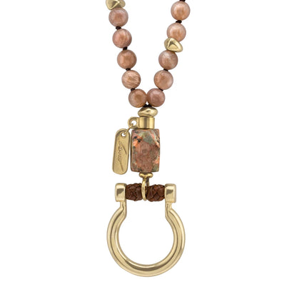 Collar de 44cm con piedras 8mm, dije e piedra, con herradura y semillas en baño de oro de 22K - Joyería y bisutería fina