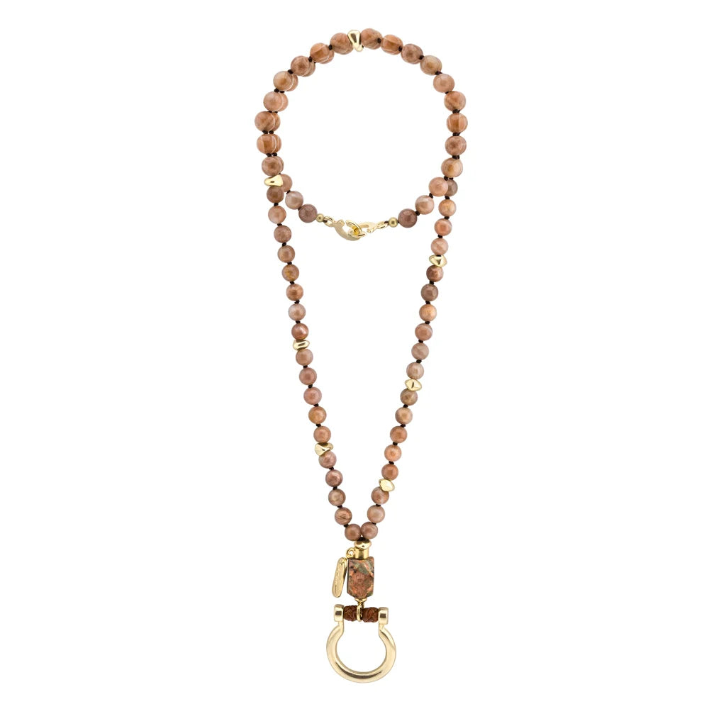 Collar de 44cm con piedras 8mm, dije e piedra, con herradura y semillas en baño de oro de 22K - Joyería y bisutería fina