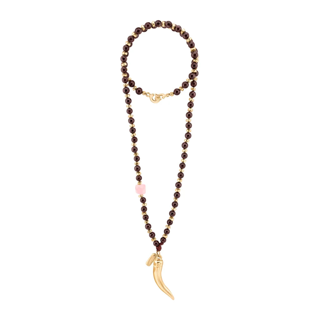 Collar de 53cm, con piedras de 8mm, con mini semillas y dije de colmillo dorados - Joyería y bisutería fina