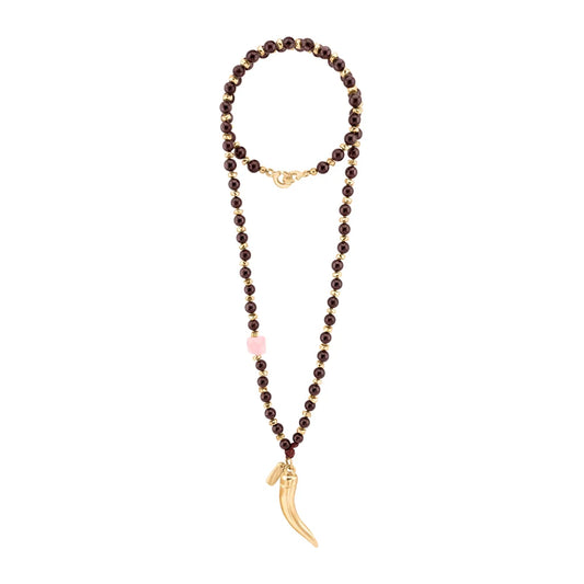 Collar de 53cm, con piedras de 8mm, con mini semillas y dije de colmillo dorados - Joyería y bisutería fina