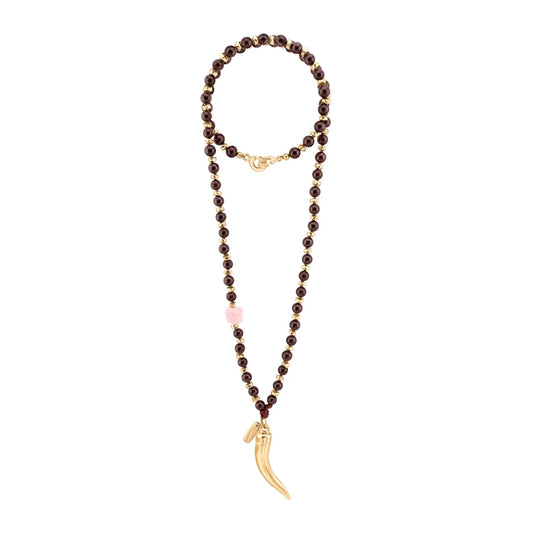 Collar de 53cm, con piedras de 8mm, con mini semillas y dije de colmillo dorados - Joyería y bisutería fina