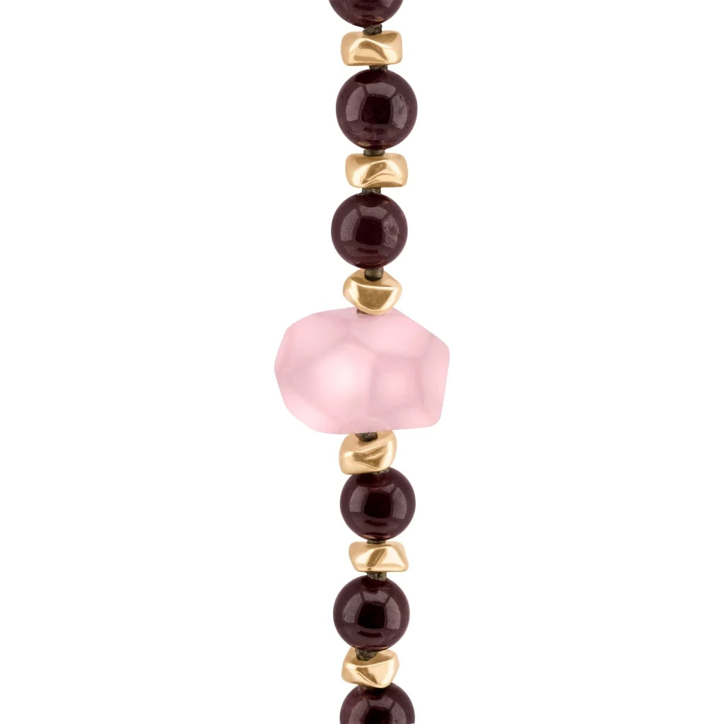 Collar de 53cm, con piedras de 8mm, con mini semillas y dije de colmillo dorados - Joyería y bisutería fina