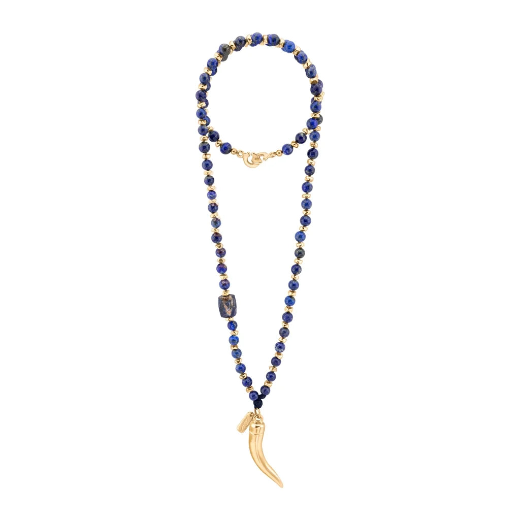Collar de 53cm, con piedras de 8mm, con mini semillas y dije de colmillo dorados - Joyería y bisutería fina