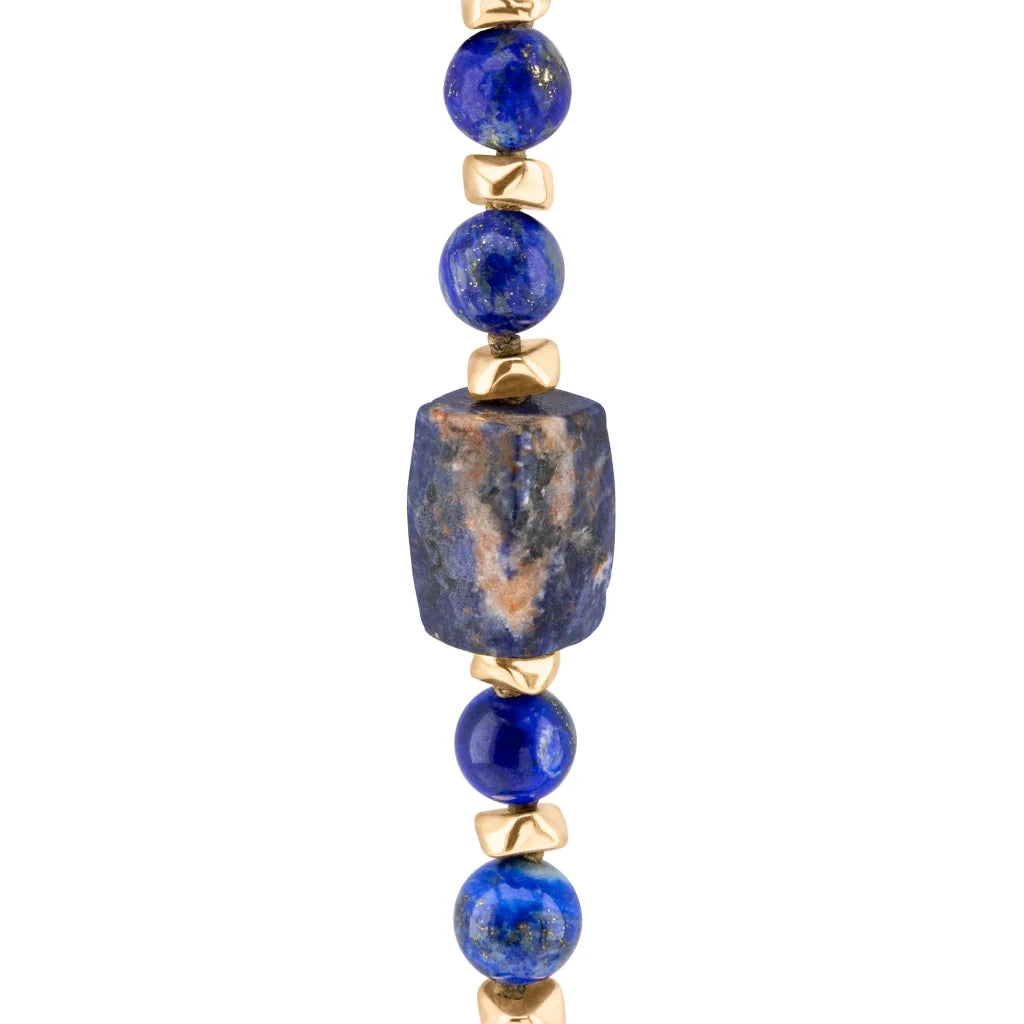 Collar de 53cm, con piedras de 8mm, con mini semillas y dije de colmillo dorados - Joyería y bisutería fina