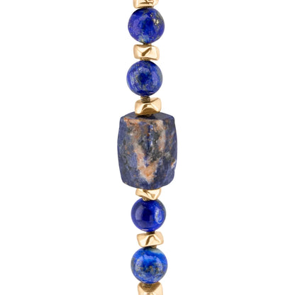 Collar de 53cm, con piedras de 8mm, con mini semillas y dije de colmillo dorados - Joyería y bisutería fina