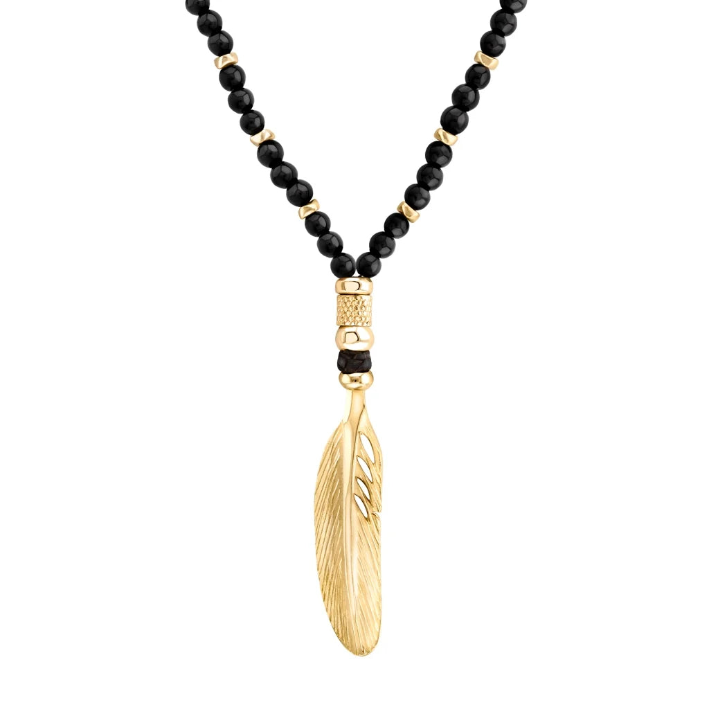 Collar de 55cm, con piedras de 6mm, con mini semillas y un dije de pluma dorada