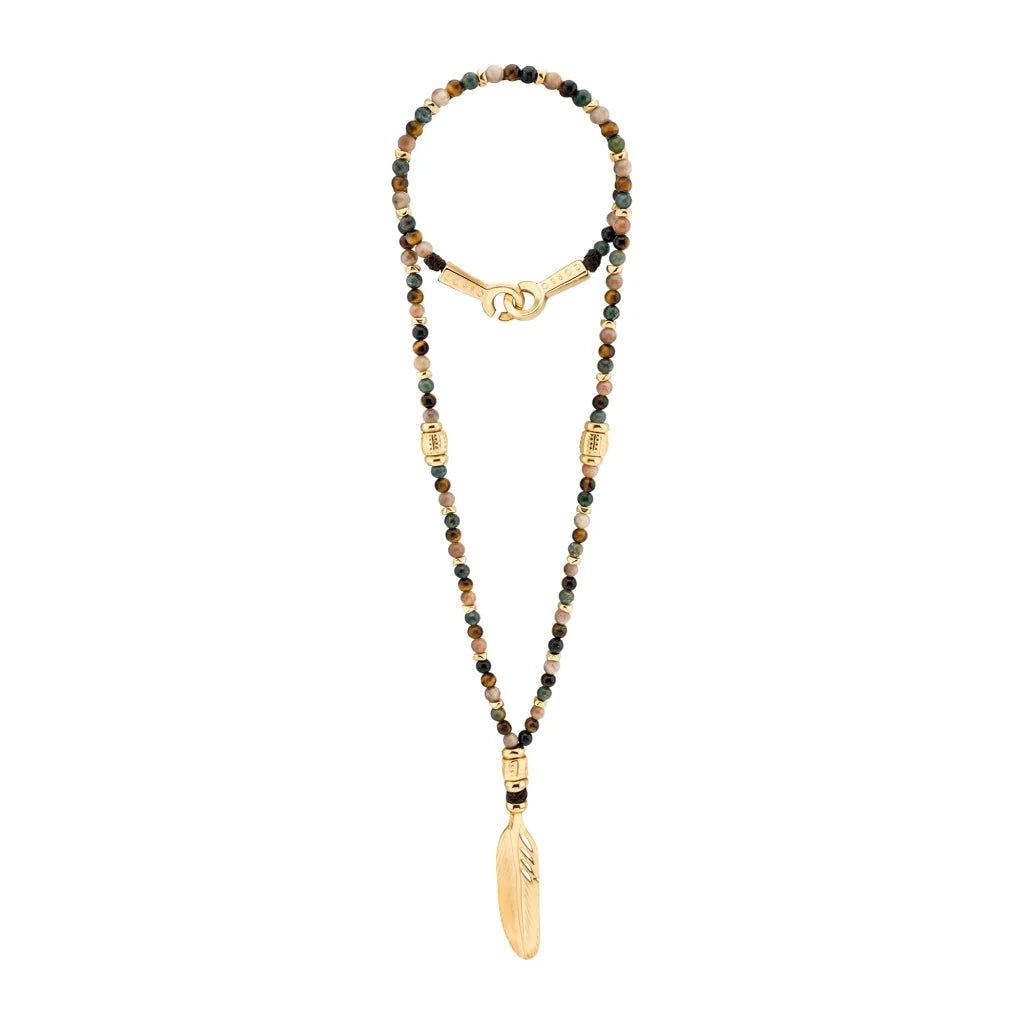 Collar de 55cm, con piedras de 6mm, con mini semillas y un dije de pluma dorada