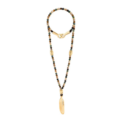 Collar de 55cm, con piedras de 6mm, con mini semillas y un dije de pluma dorada