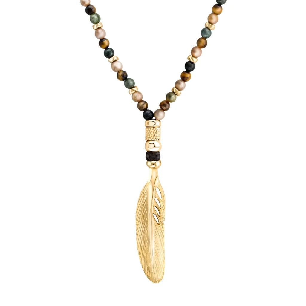 Collar de 55cm, con piedras de 6mm, con mini semillas y un dije de pluma dorada