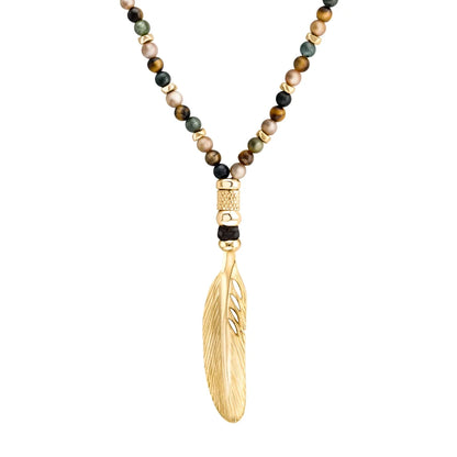 Collar de 55cm, con piedras de 6mm, con mini semillas y un dije de pluma dorada
