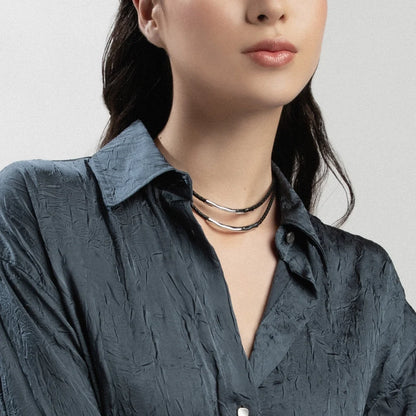 Collar choker de 17cm en trenza redonda de 4 hilos de piel natural de borrego con 2 cilindros moldeados en baño de rodio - Joyería y bisutería fina