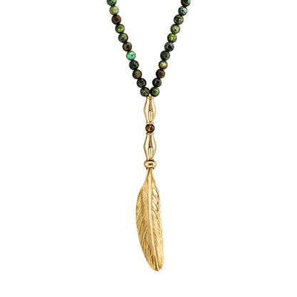 Collar de 55cm, piedras turquesa africana y ojo de tigre 6mm, con dije de pluma en baño de oro de 22K