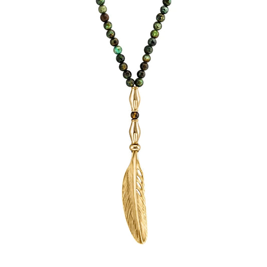 Collar de 55cm, piedras turquesa africana y ojo de tigre 6mm, con dije de pluma en baño de oro de 22K