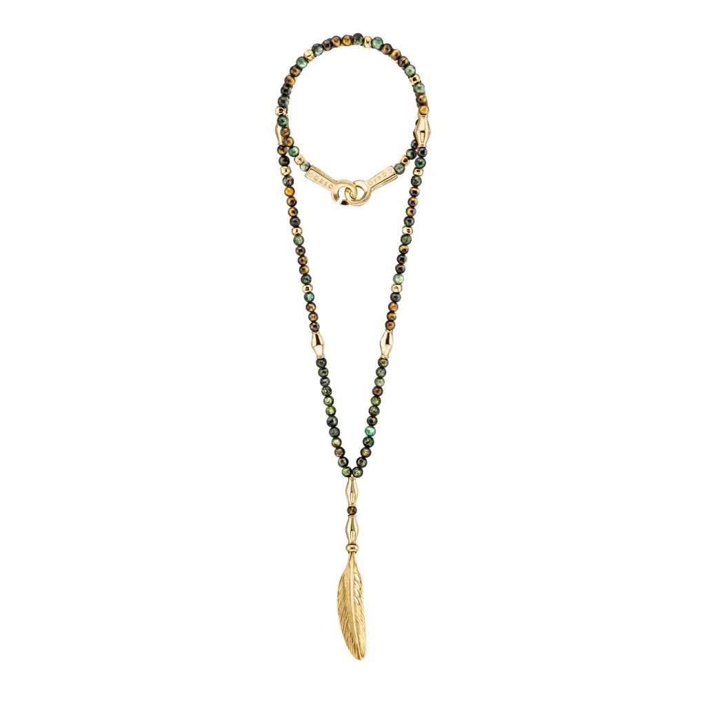 Collar de 55cm, piedras turquesa africana y ojo de tigre 6mm, con dije de pluma en baño de oro de 22K