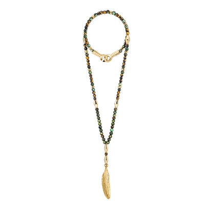 Collar de 55cm, piedras turquesa africana y ojo de tigre 6mm, con dije de pluma en baño de oro de 22K