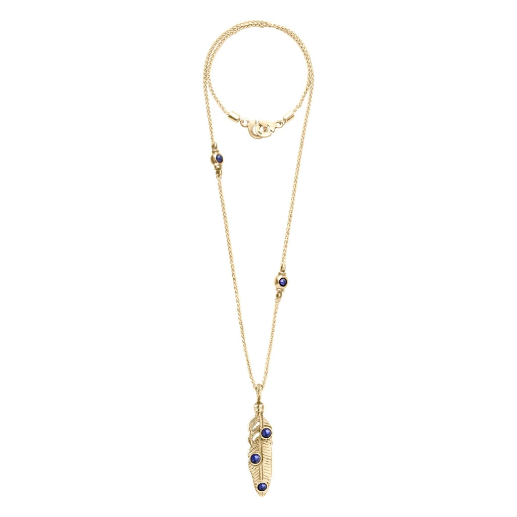 Collar de 42cm con piedras de 6mm, cadena torsal y dije de pluma en terminado de acero anticado en baño de oro de 22K - Joyería y bisutería fina