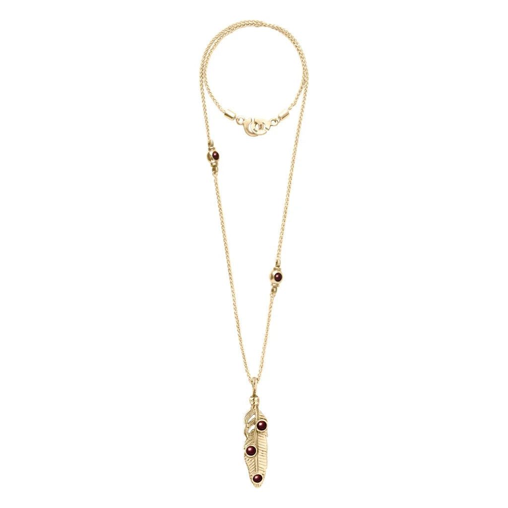 Collar de 42cm con piedras de 6mm, cadena torsal y dije de pluma en terminado de acero anticado en baño de oro de 22K - Joyería y bisutería fina