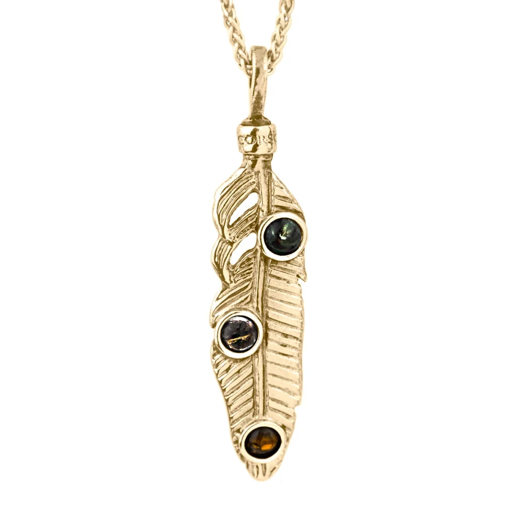 Collar de 42cm con piedras de 6mm, cadena torsal y dije de pluma en terminado de acero anticado en baño de oro de 22K - Joyería y bisutería fina