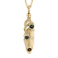 Collar de 42cm con piedras de 6mm, cadena torsal y dije de pluma en terminado de acero anticado en baño de oro de 22K - Joyería y bisutería fina