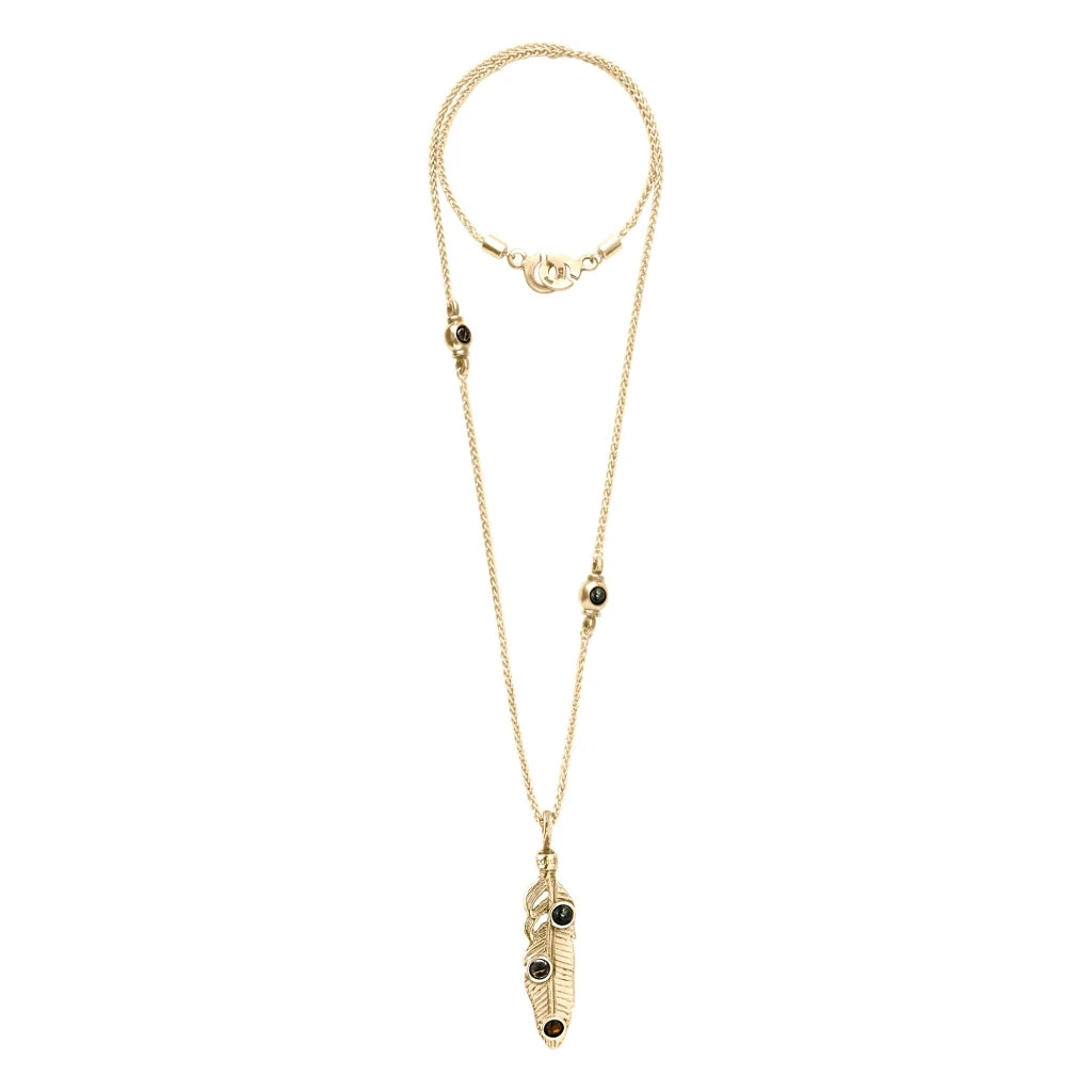 Collar de 42cm con piedras de 6mm, cadena torsal y dije de pluma en terminado de acero anticado en baño de oro de 22K - Joyería y bisutería fina
