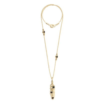 Collar de 42cm con piedras de 6mm, cadena torsal y dije de pluma en terminado de acero anticado en baño de oro de 22K - Joyería y bisutería fina