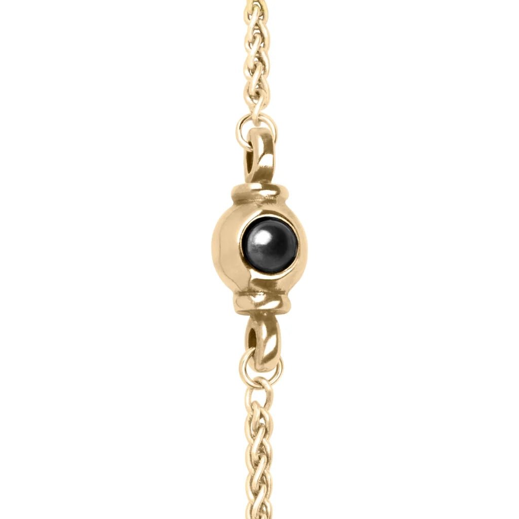 Collar de 42cm con piedras de 6mm, cadena torsal y dije de pluma en terminado de acero anticado en baño de oro de 22K - Joyería y bisutería fina
