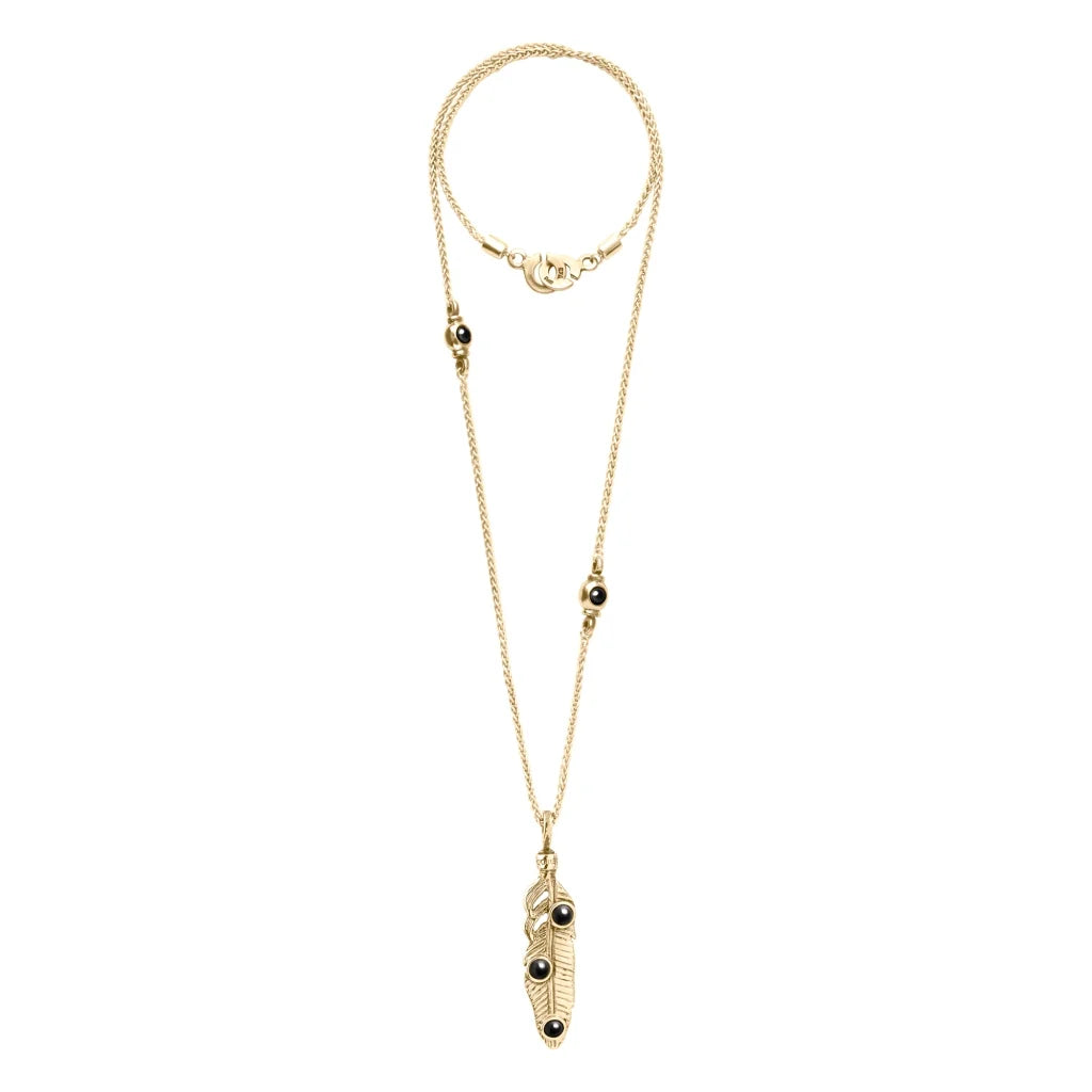 Collar de 42cm con piedras de 6mm, cadena torsal y dije de pluma en terminado de acero anticado en baño de oro de 22K - Joyería y bisutería fina