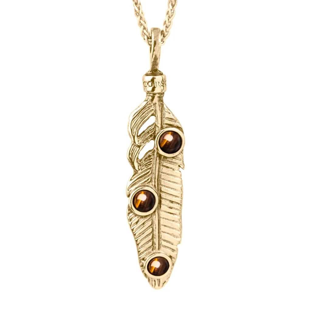 Collar de 42cm con piedras de 6mm, cadena torsal y dije de pluma en terminado de acero anticado en baño de oro de 22K - Joyería y bisutería fina