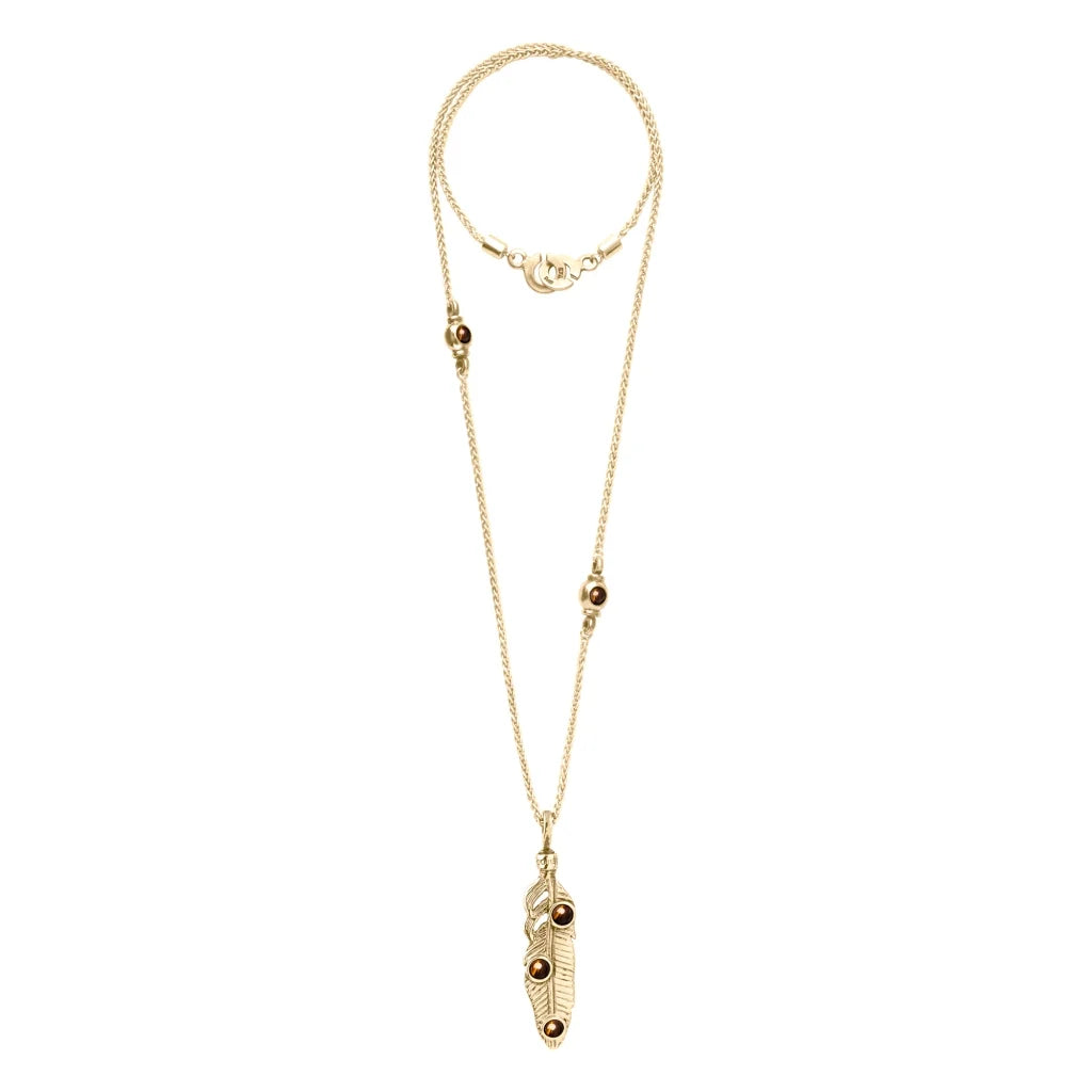 Collar de 42cm con piedras de 6mm, cadena torsal y dije de pluma en terminado de acero anticado en baño de oro de 22K - Joyería y bisutería fina