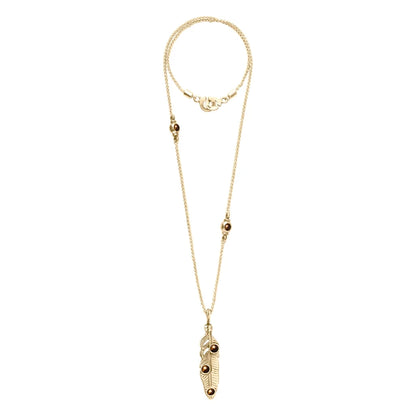 Collar de 42cm con piedras de 6mm, cadena torsal y dije de pluma en terminado de acero anticado en baño de oro de 22K - Joyería y bisutería fina