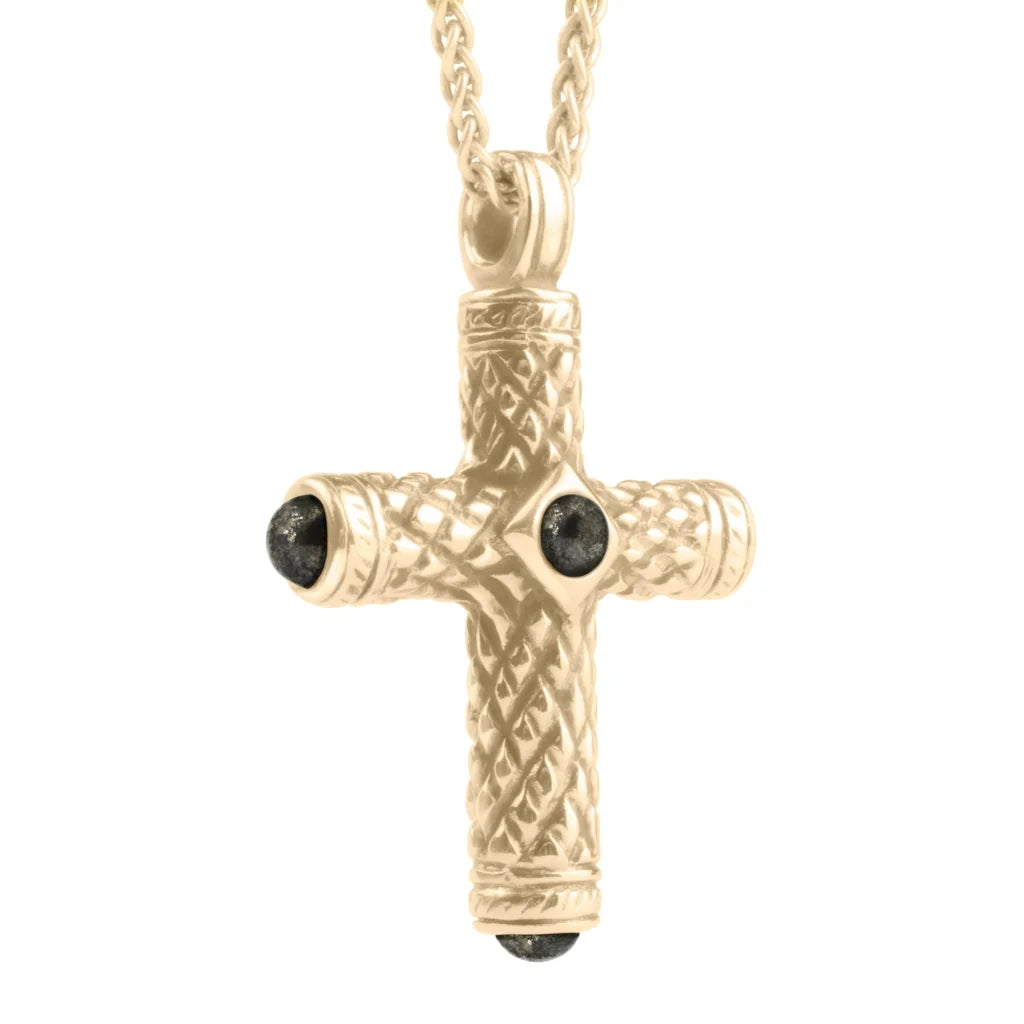 Collar de 42cm, con piedras de 6mm, con dije de cruz y cadena torsal en terminado de acero anticado en baño de oro de 22K - Joyería y bisutería fina