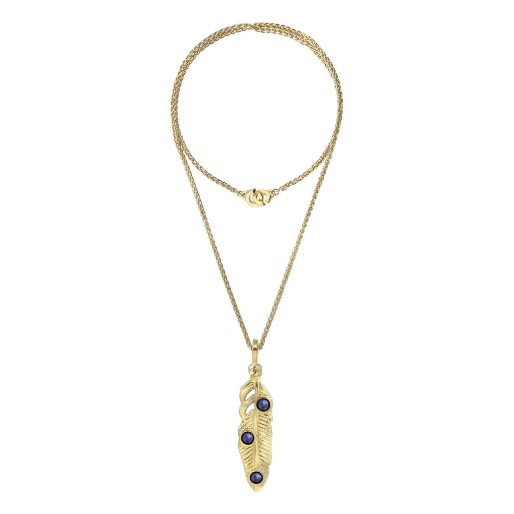 Collar de 36cm con piedras de 6mm, mini donas y dije de pluma en terminado de acero anticado en baño de oro de 22K - Joyería y bisutería fina
