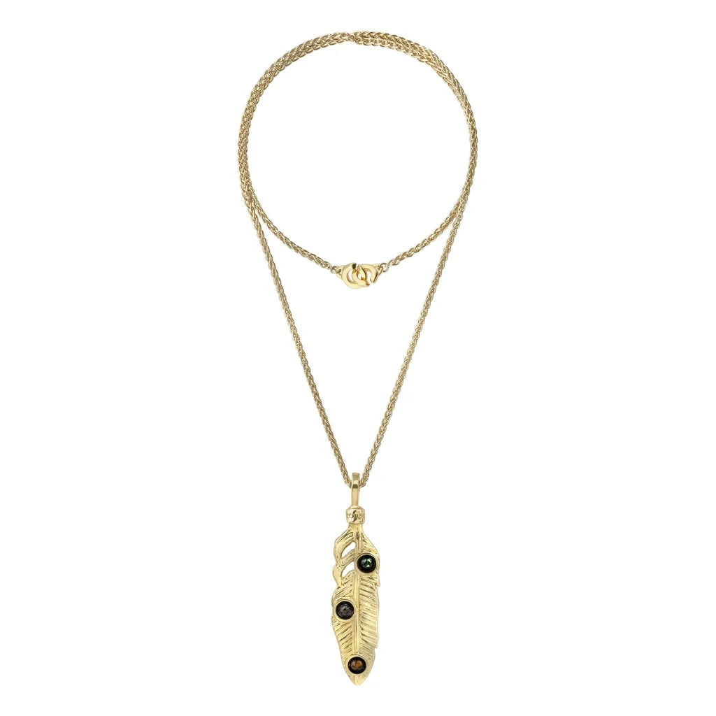 Collar de 36cm con piedras de 6mm, mini donas y dije de pluma en terminado de acero anticado en baño de oro de 22K - Joyería y bisutería fina
