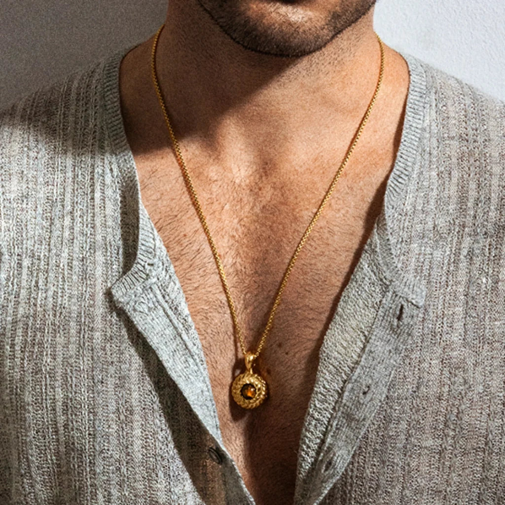 Collar de 33cm con piedra de 8mm, con dije de laurel y cadena en baño de oro de 22K - Joyería y bisutería fina